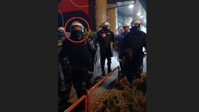 Policajac udario novinara
